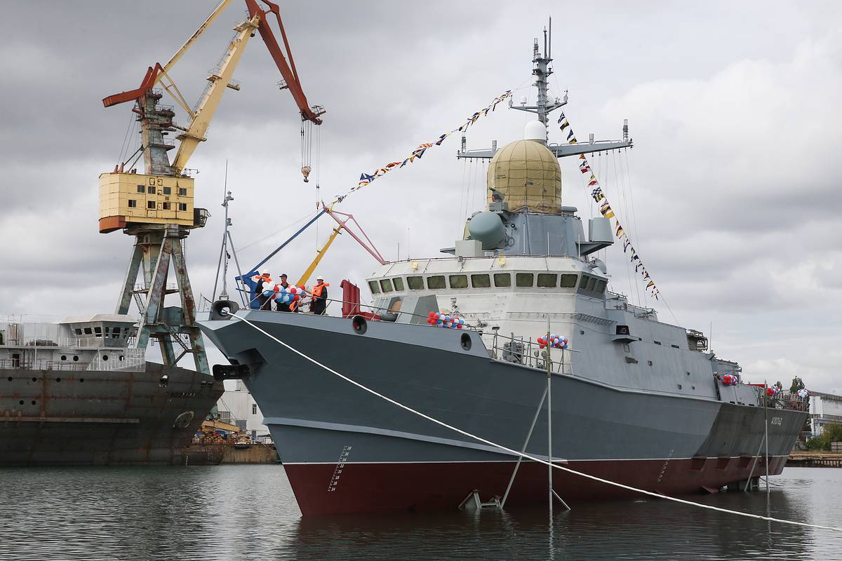 Нещодавній удар по корабульному заводу “залив” у Криму змусить перевести суднобудівництво далі на схід, – британська розвідка