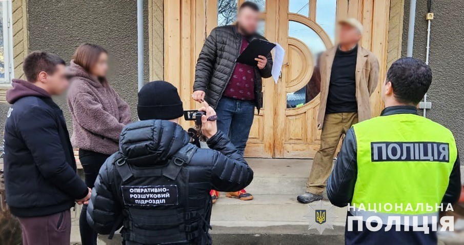 Кіберполіція Чернівців викрила злочинну групу у незаконному переправленні чоловіків через кордон