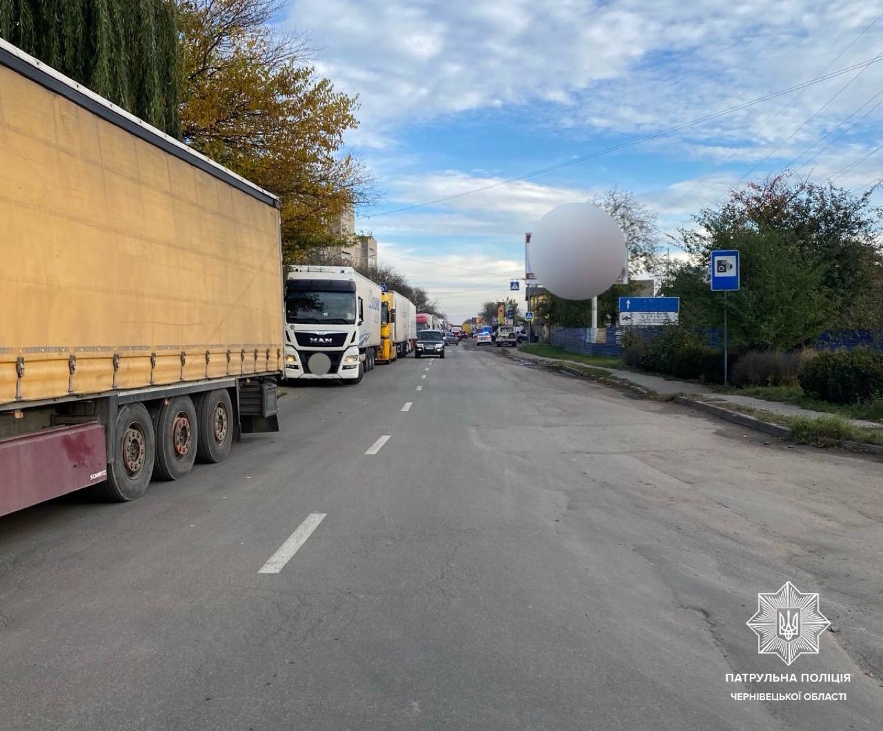 На виїзді з Чернівців ускладнено рух транспорту через скупчення вантажівок