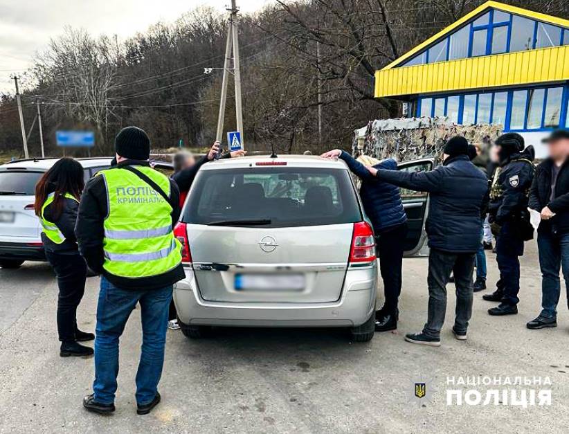 У Дністровському районі поліціянти викрили групу осіб, яка займалася розповсюдженням наркотиків