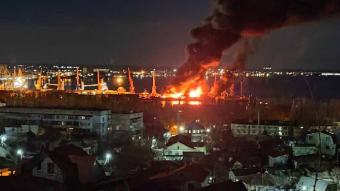 Корабель “Новочеркаськ” ВМС росії знищено після українського удару: розвідка Британії