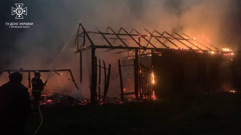 Згоріла господарська будівля: на Буковині сталися дві пожежі