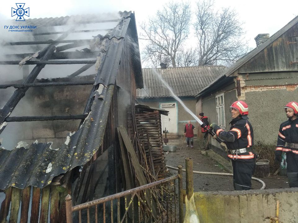 Пожежники на Буковині врятували від знищення дві будівлі