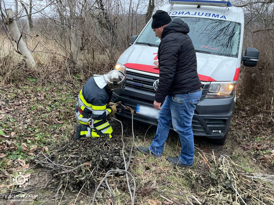 У Кельменцях рятувальники відбуксирували карету швидкої