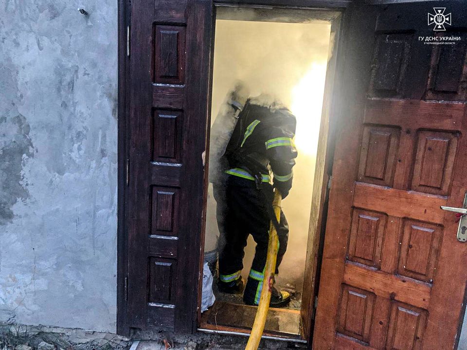 Причина коротке замкнення: на Буковині сталися 2 пожежі