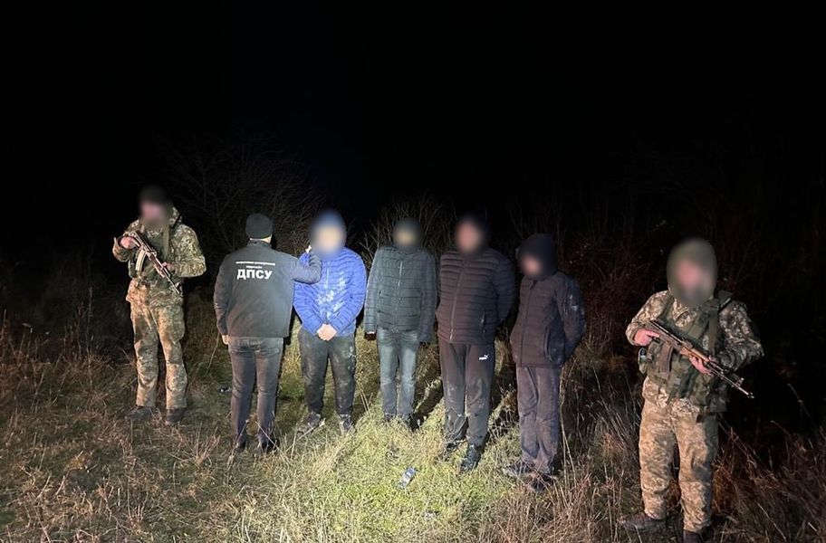 На Буковині прикордонники затримали 5 осіб, які намагалися потрапити до Румунії