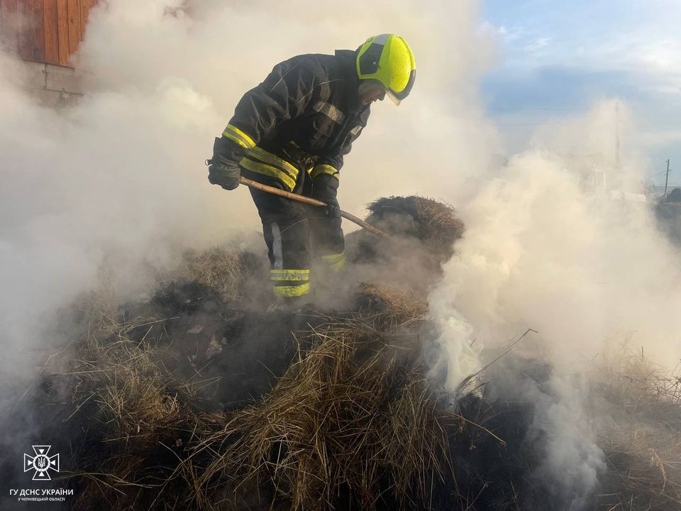 У Красноїльську сталася пожежа: згоріло господарське приміщення