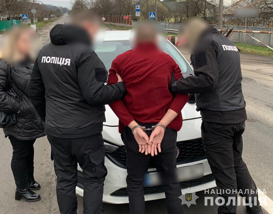 Буковинські поліцейські затримали організатора злочинної схеми виїзду призовників за кордон