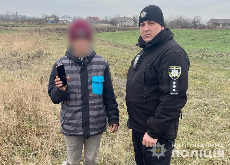 Поліціянти Буковини оперативно розшукали жінку, яка вкрала смартфон