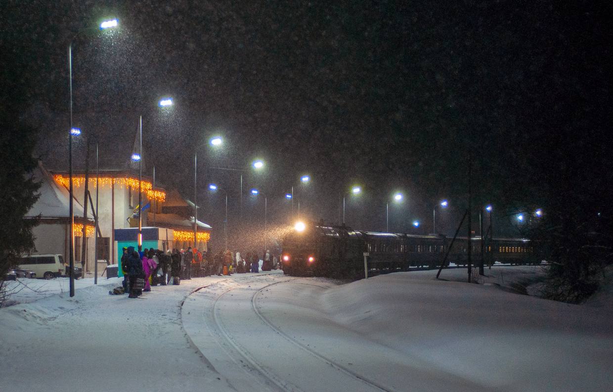 Через снігопади на заході України поїзди прямують із затримкою