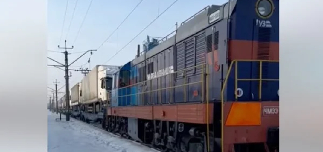 Заблоковані на кордоні з Польщею вантажівки почали вивозити поїздом