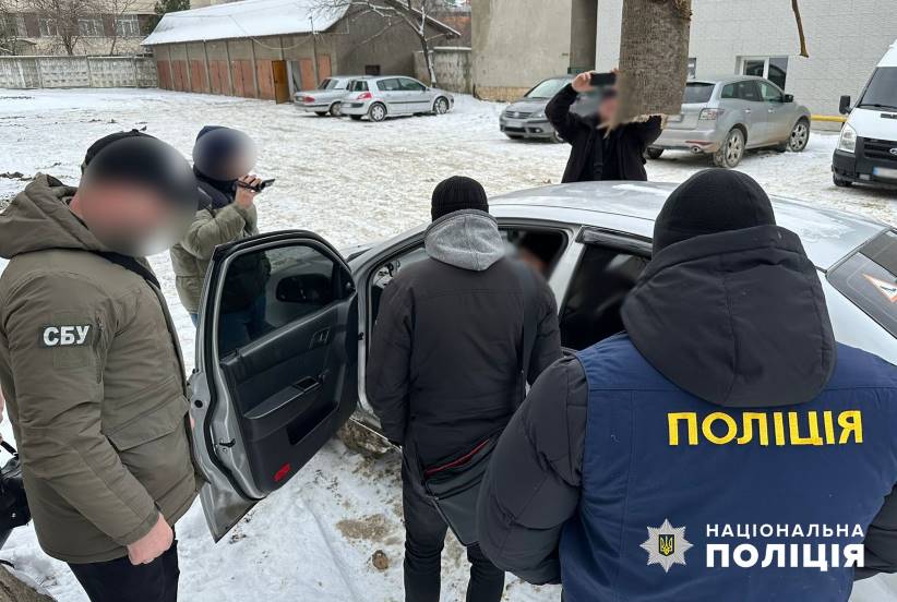 Поліціянти повідомили про підозру жительці Вижниччини у підбурюванні до підкупу ВЛК