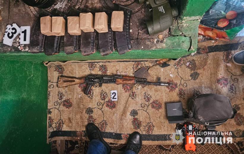 У Дністровському районі поліціянти задокументували протиправні дії чоловіка, який зберігав зброю та боєприпаси