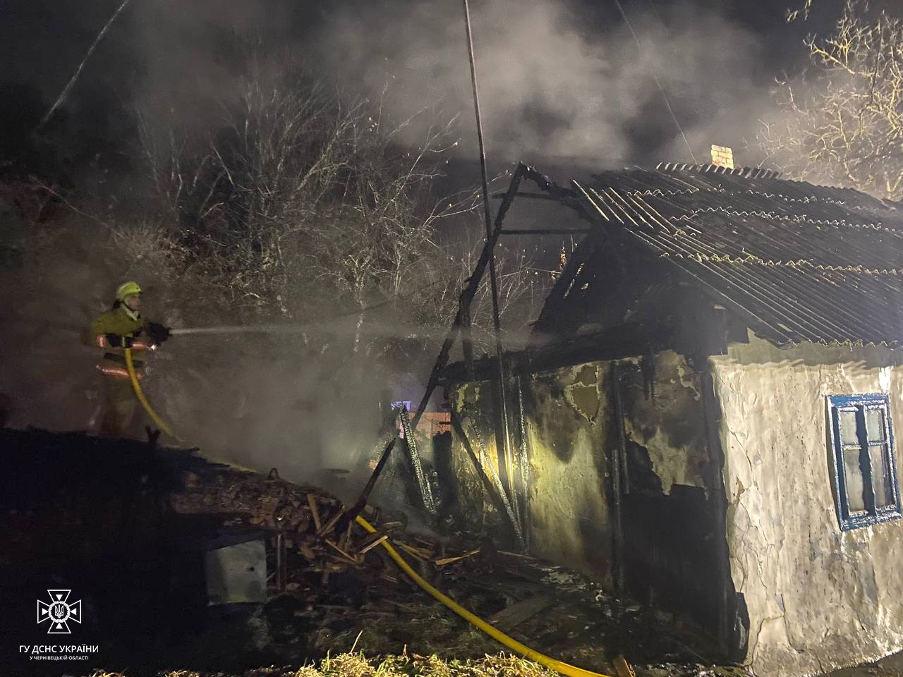 На Буковині виникли пожежі у покинутому приміщенні однієї з лікарень та прибудова до СТО
