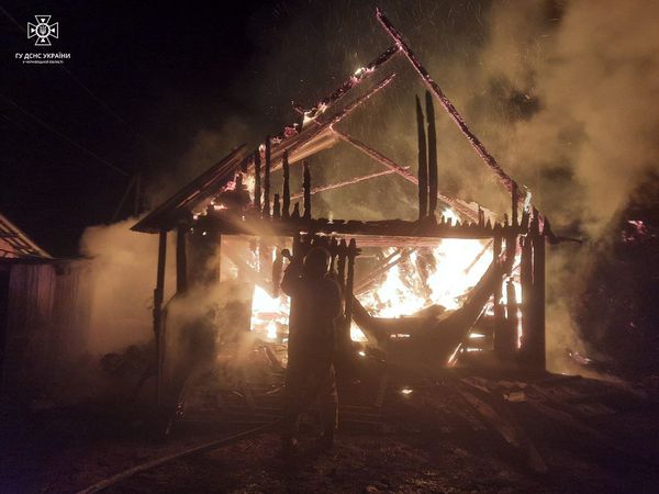 Горіли дрова та будинок: на Буковині сталися 2 пожежі