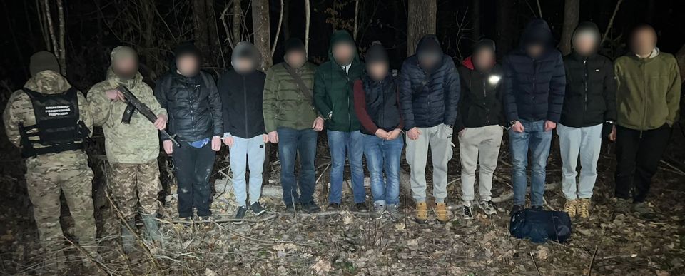 На Буковині прикордонники затримали 10 чоловіків, які пробиралися до Румунії