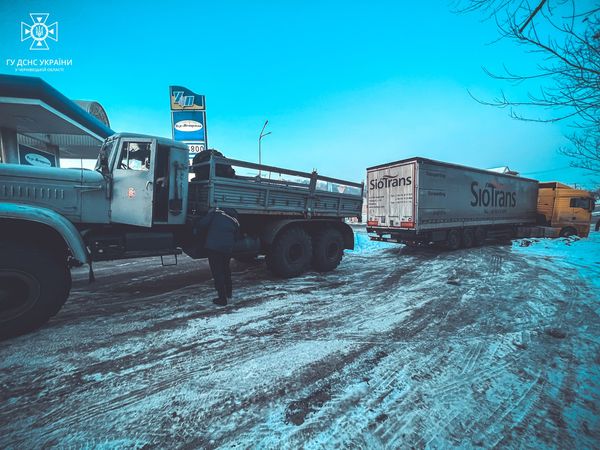 На Буковині рятувальники відбуксирували вантажний автомобіль