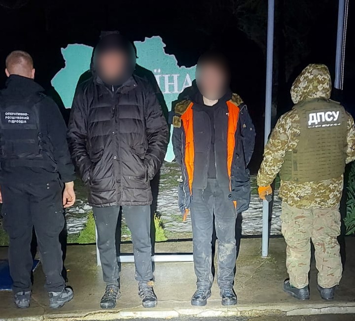 Буковинські прикордонники виявили двох осіб, які незаконно намагалися перетнути кордон України