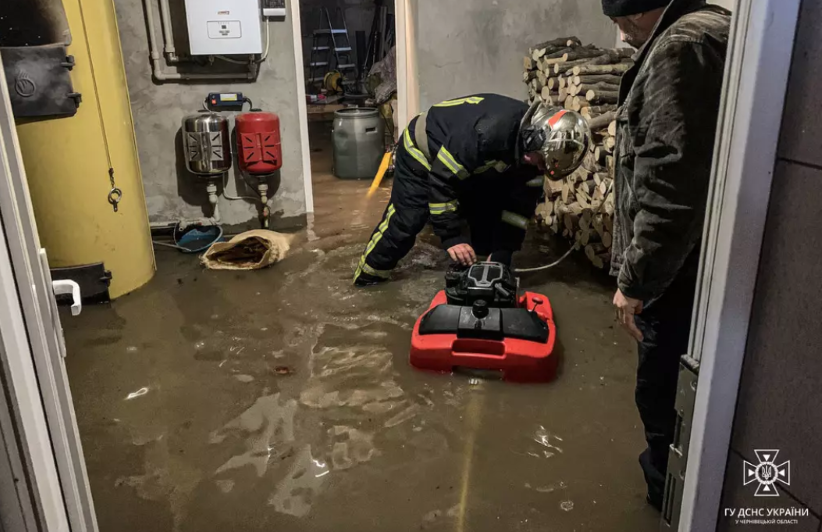 У Чернівцях рятувальники відкачали воду з підтопленого підвалу
