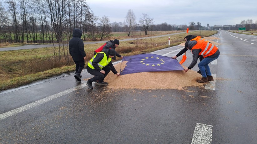 Польський міністр вибачився за розсипане фермерами українське зерно на кордоні
