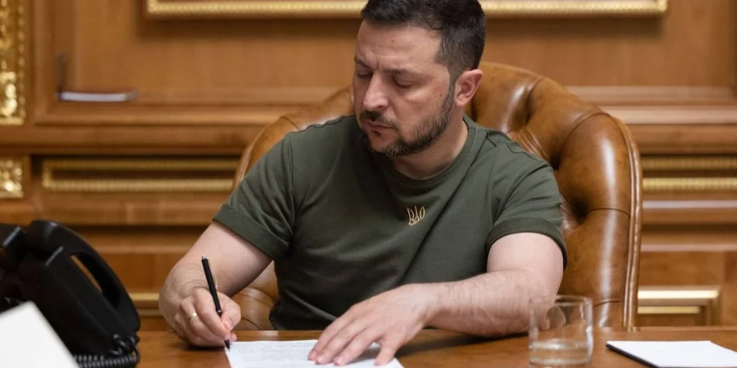 Зеленський підписав указ про звільнення в запас строковиків