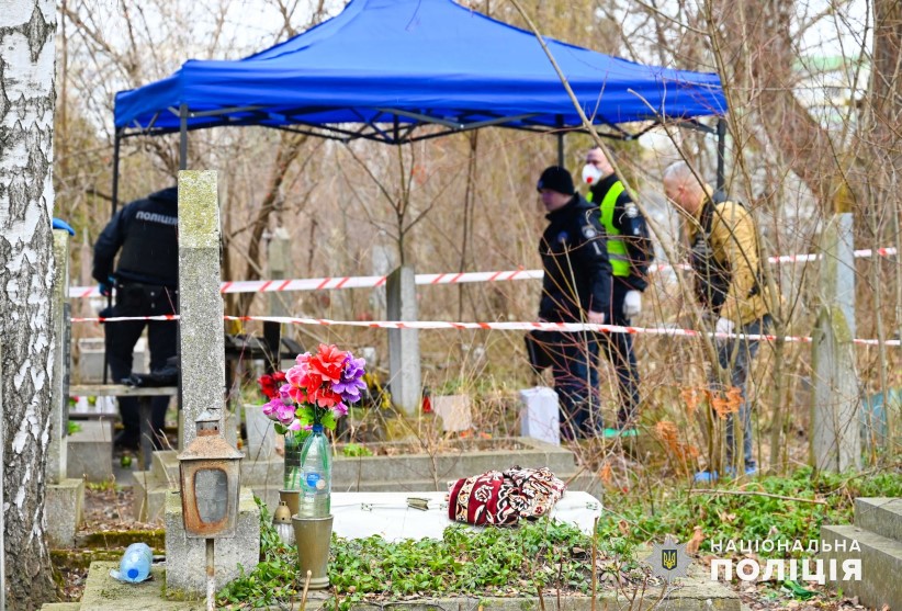 У Чернівцях поліціянти виявили обгорілого чоловіка на Центральному кладовищі