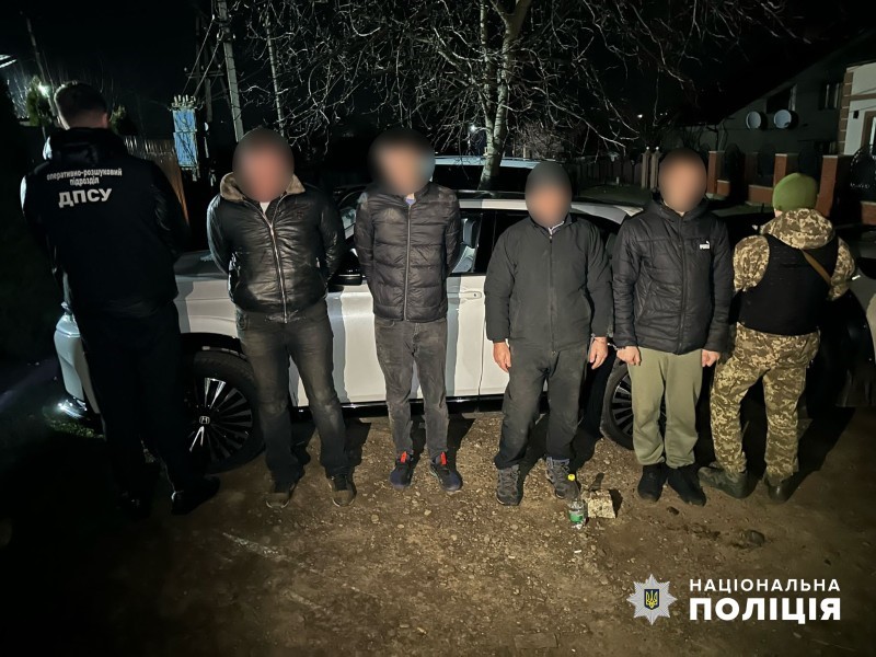 Поліціянти повідомили про підозру двом буковинцям, які сприяли переправленню осіб через державний кордон