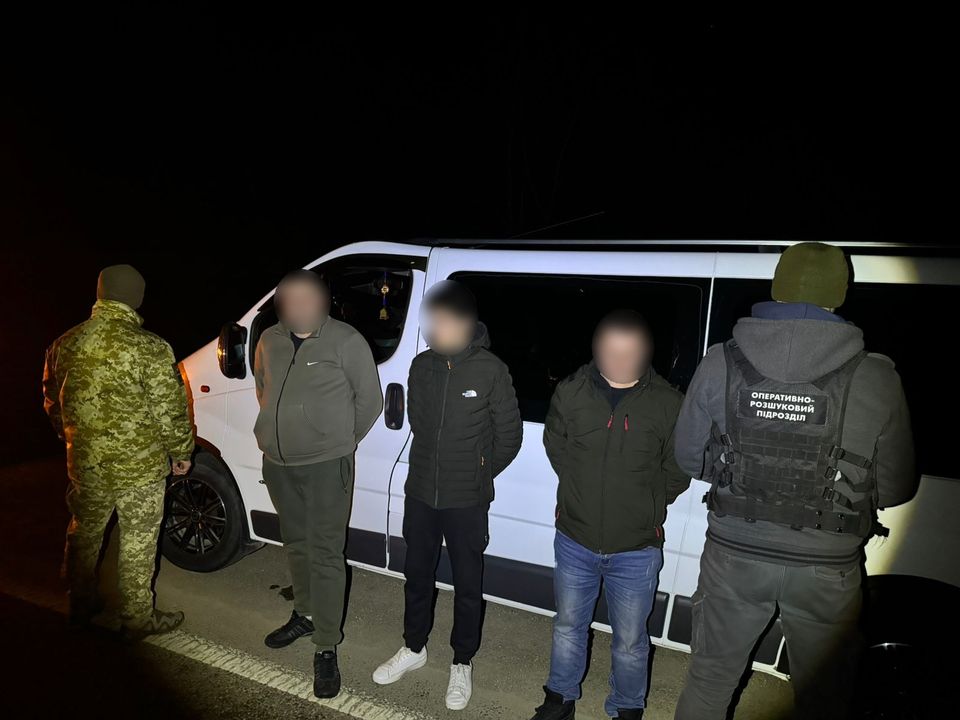 Прикордонники зупинили мікроавтобус, на якому порушники намагалися дістатися Румунії в об’їзд пунктів пропуску