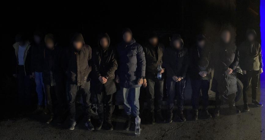 На Буковині 10 чоловіків заплатили від 6 до 10 тис. доларів за незаконну подорож до Молдови