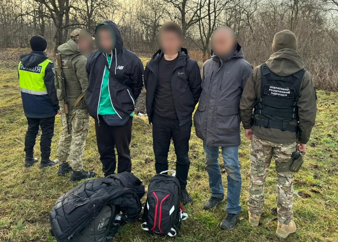 Поблизу кордону з Румунією прикордонники затримали трьох чоловіків