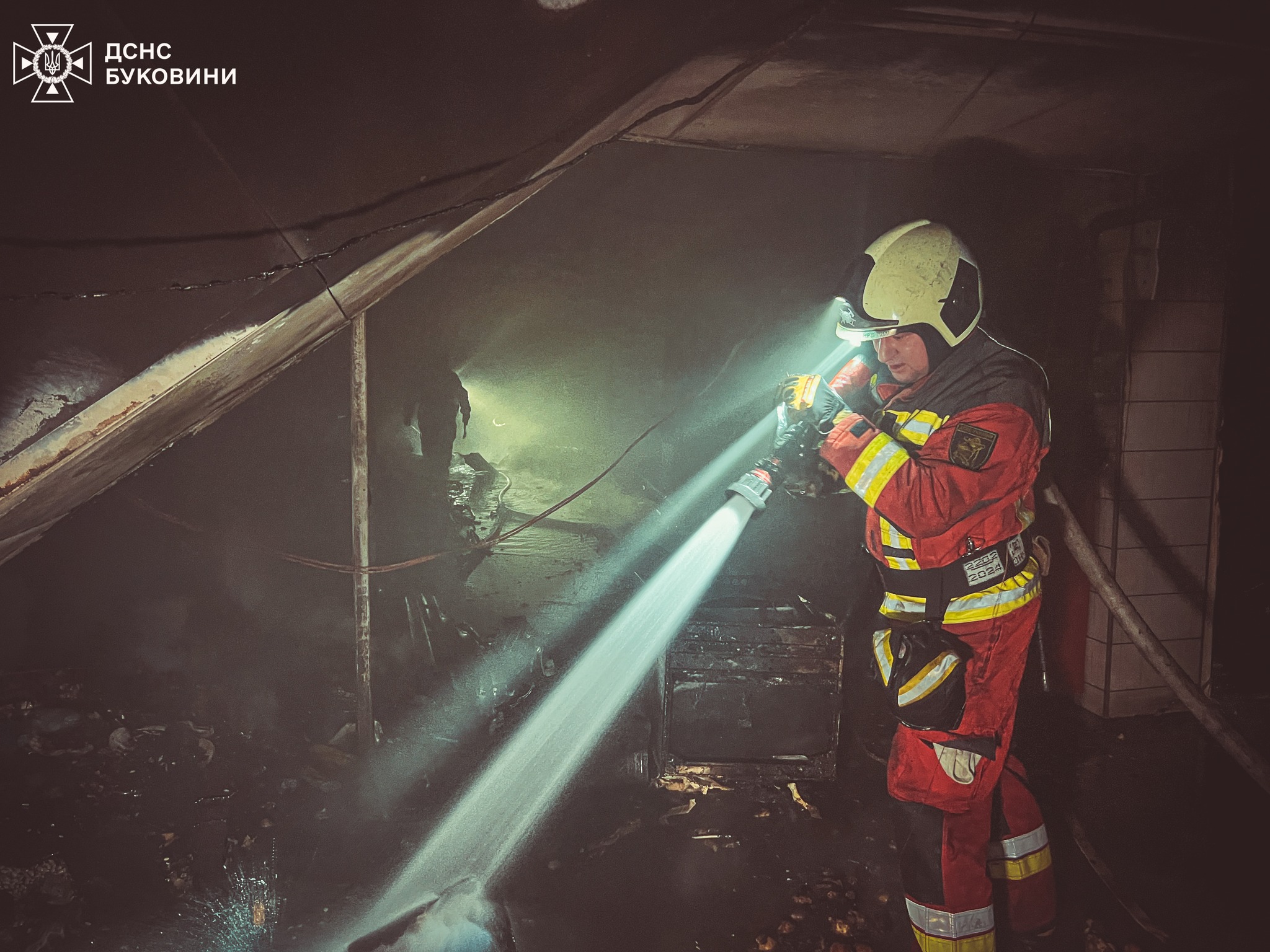 Пожежа на ринку в Чернівцях: рятувальники врятували двох чоловіків