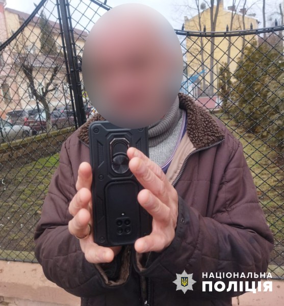 За викрадення телефона у Чернівцях перед судом постане чоловік