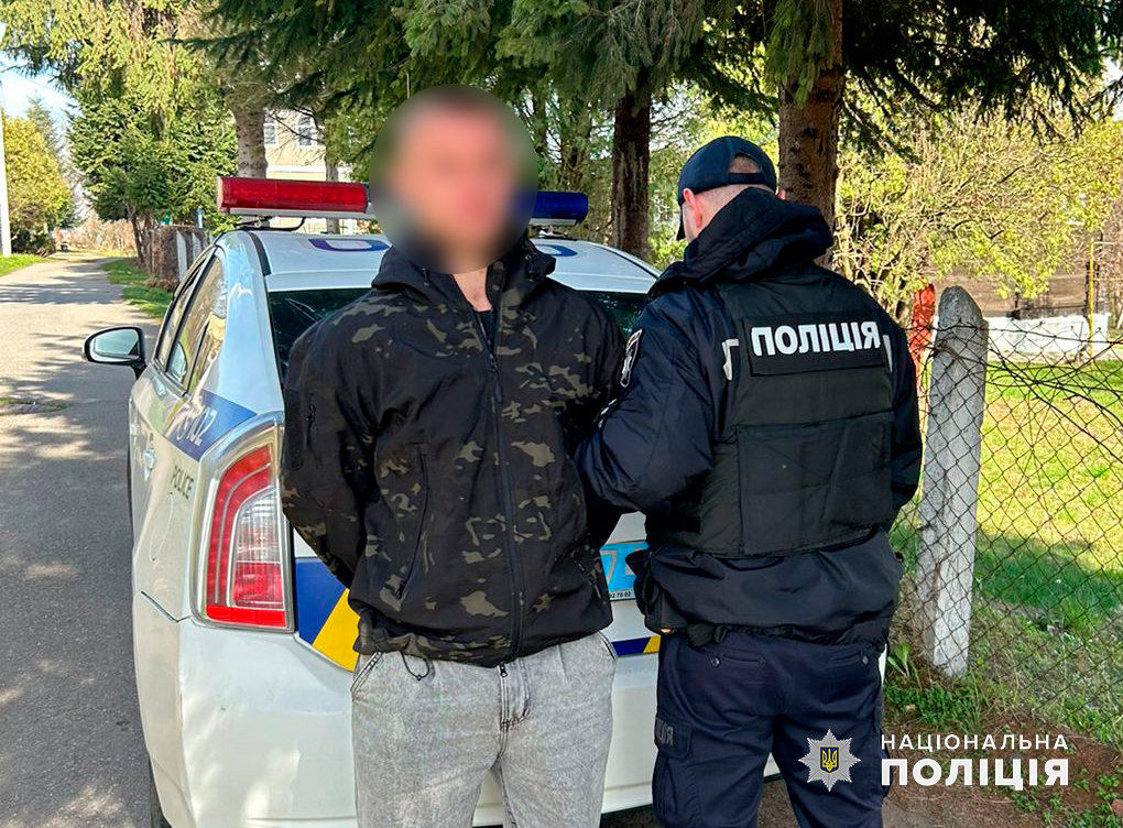 У Чернівцях поліцейські затримали “закладчика”, у якого вилучили наркотиків на майже 100 тисяч гривень