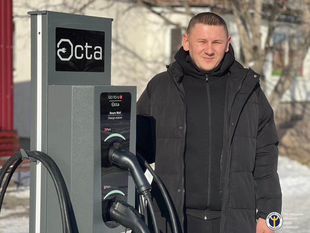 Молодий підприємець з Буковини відкрив першу у Новодністрвоську зарядну станцію для електрокарів