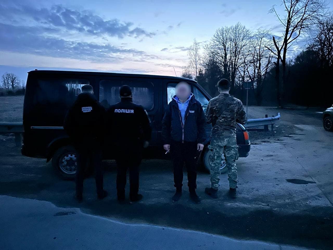 Від 6 до 10 тисяч доларів за нелегальну подорож за кордон: на Буковині затримали чоловіків, що прямували до Румунії