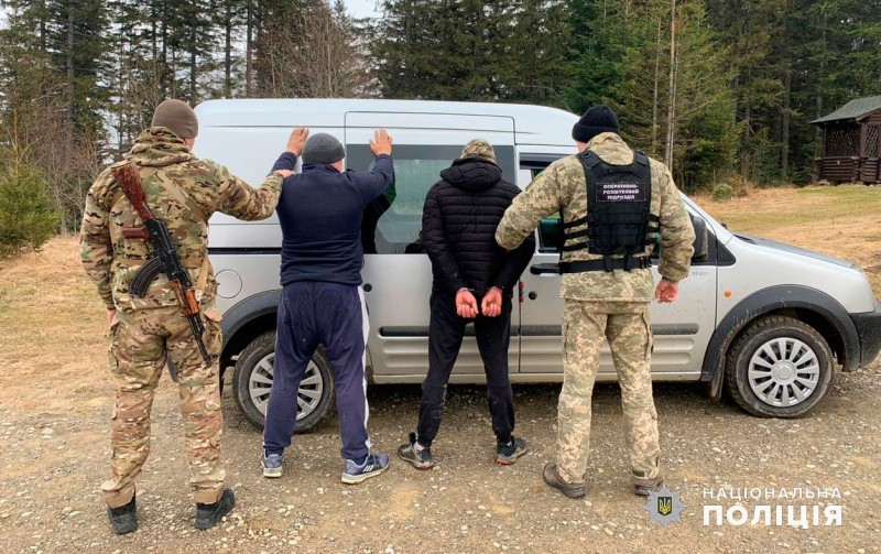 Поліціянти Буковини перекрили черговий канал незаконного переправлення чоловіків за кордон