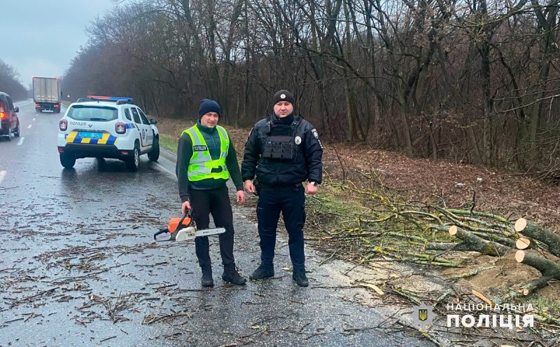 На Буковині офіцер громади відновив рух транспорту на ділянці дороги, на яку внаслідок негоди впали дерева
