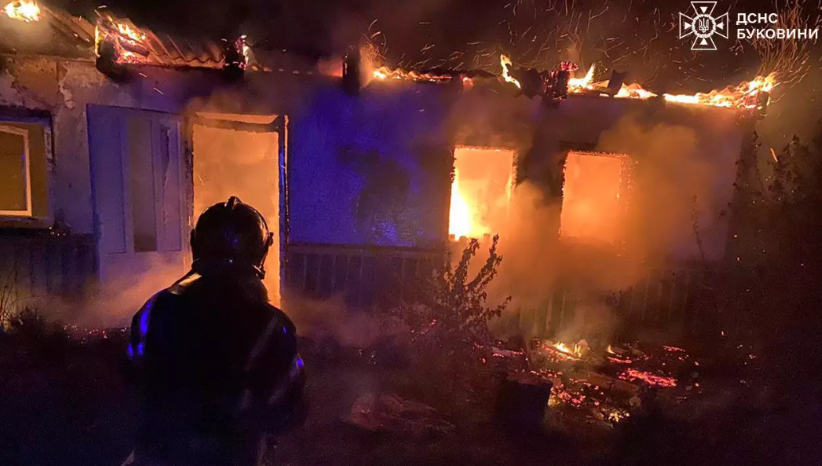 У Чернівецькій області за добу рятувальники ліквідували 11 пожеж, 1 особа загинула