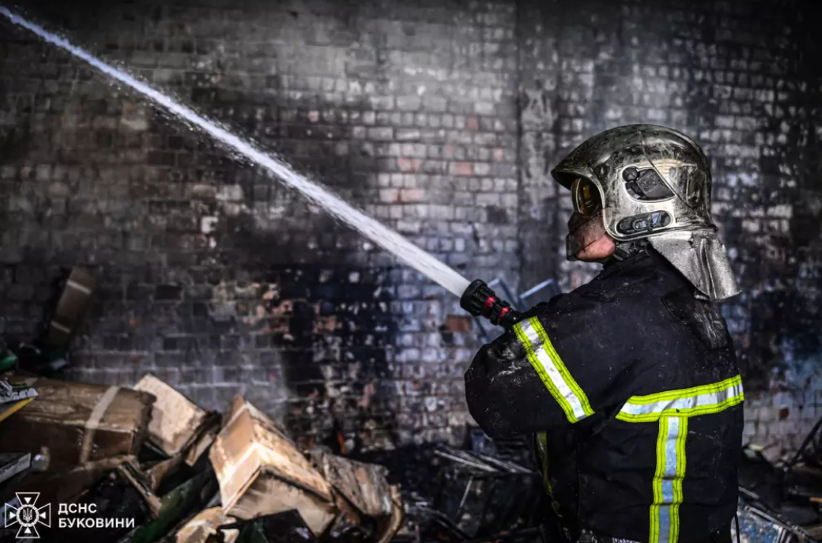 У Чернівцях вогнеборці ліквідували пожежу в складському приміщенні