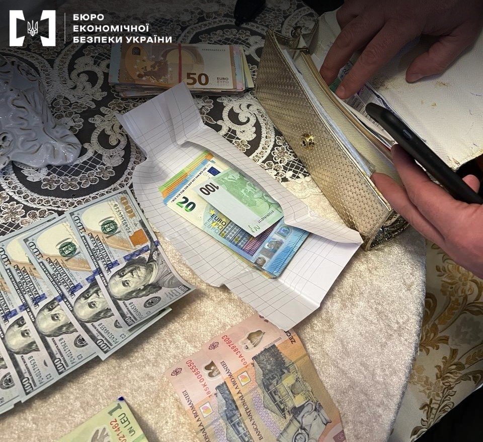 БЕБ на Буковині повідомило про підозру співучасниці схеми збуту підробленої валюти