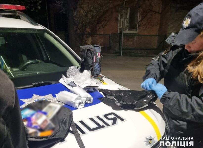 На Буковині поліцейські затримали «наркодиллера» та вилучили в нього наркотиків на понад мільйон гривень