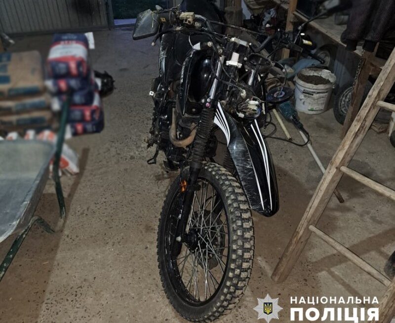 У Чернівецькому районі поліціянти задокументували ДТП з потерпілим мотоциклістом