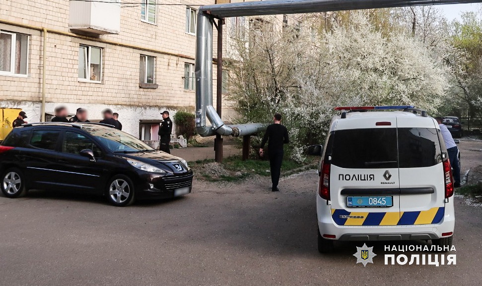 Чернівецькі поліцейські затримали чоловіка підозрюваного у розповсюдженні наркотиків