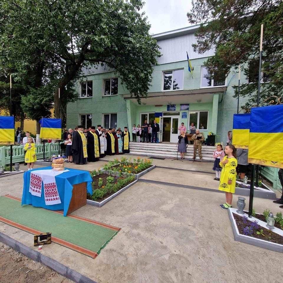 У селі Костинці Сторожинецької громади відкрили Алею слави землякам, які загинули, захищаючи Україну