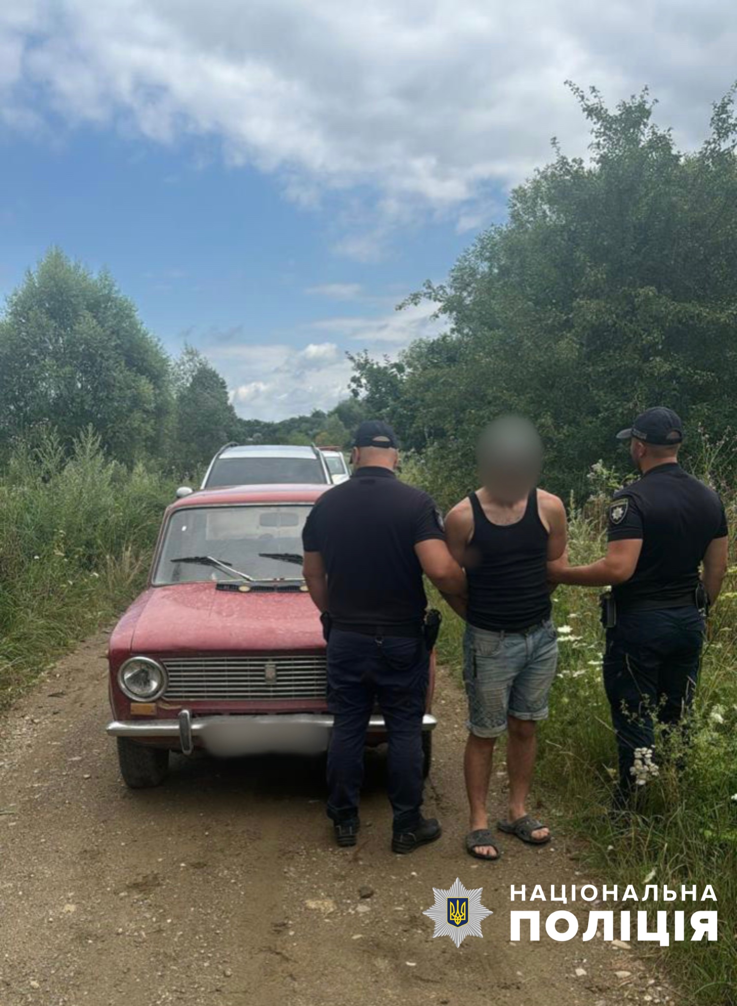Буковинські поліцейські оперативно розшукали та затримали чоловіка, який незаконно заволодів автомобілем заявниці