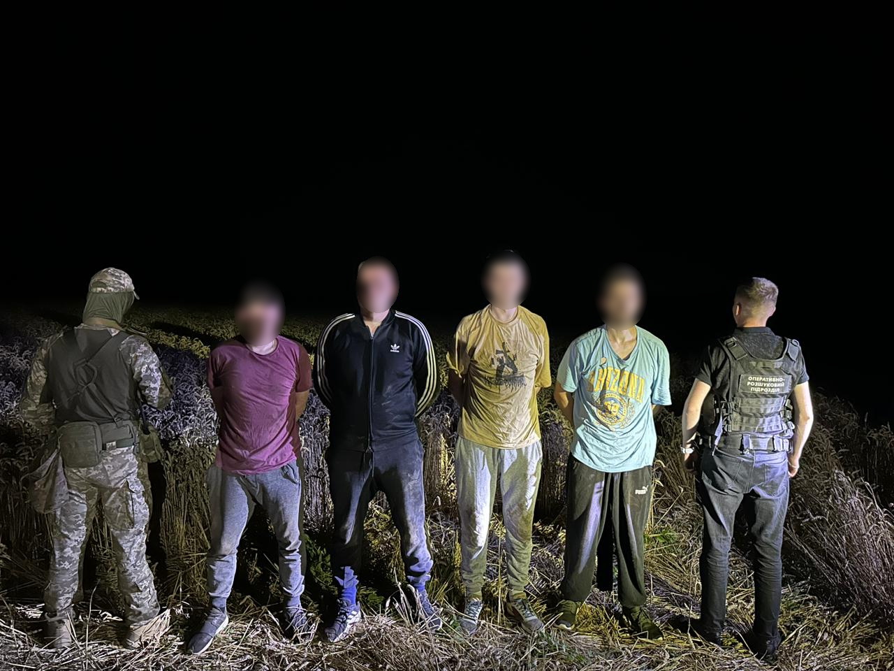Буковинські прикордонники затримали групу чоловіків,що незаконно намагалися перетнути межі України з Румунією