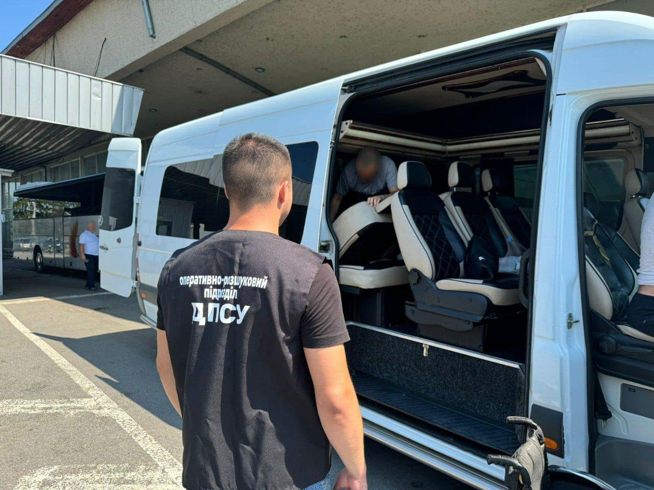 Подорож без комфорту і без гарантії: прикордонники виявили в багажнику мікроавтобуса прихованого чоловіка