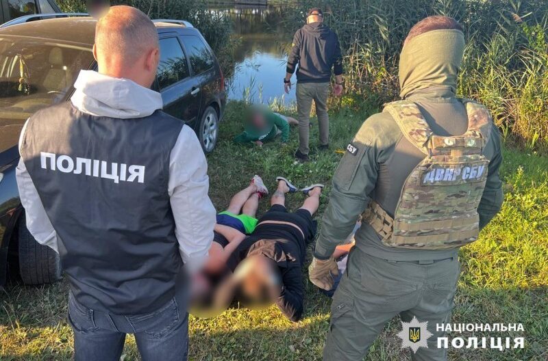 Поліціянти Буковині викрили двох фігурантів, які допомагали військовозобов’язаним протиправно покинути Україну