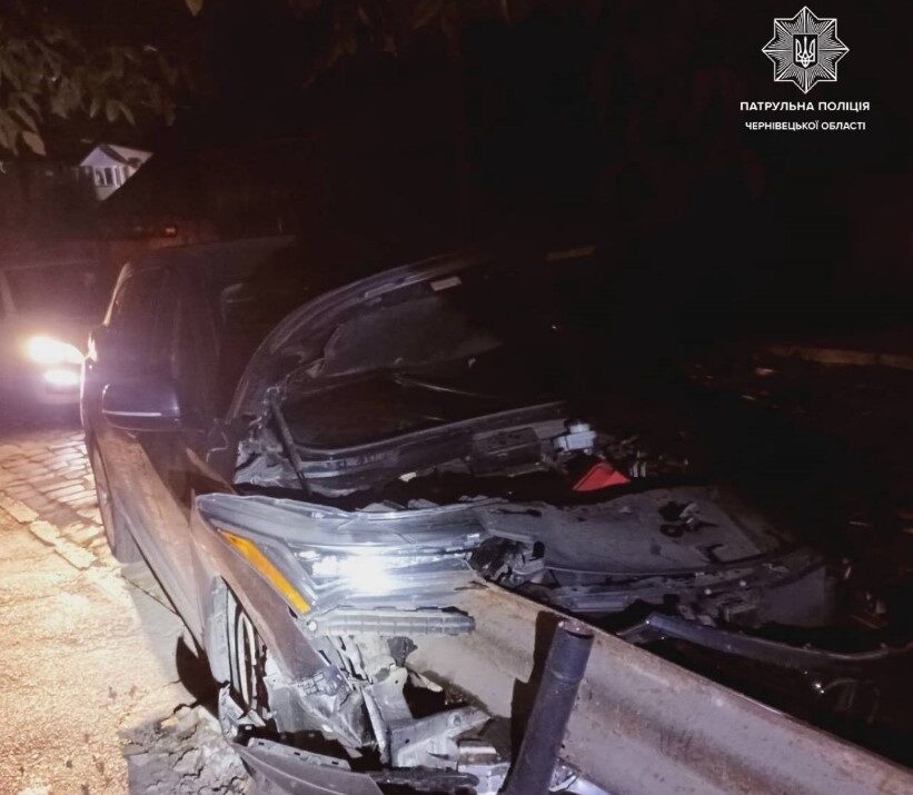 У Чернівцях п’яний водій в’їхав у відбійник