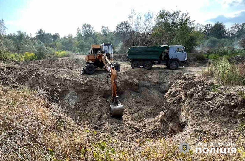 У Тарасівцях поліціянти задокументували незаконний видобуток гравійно-піщаної суміші